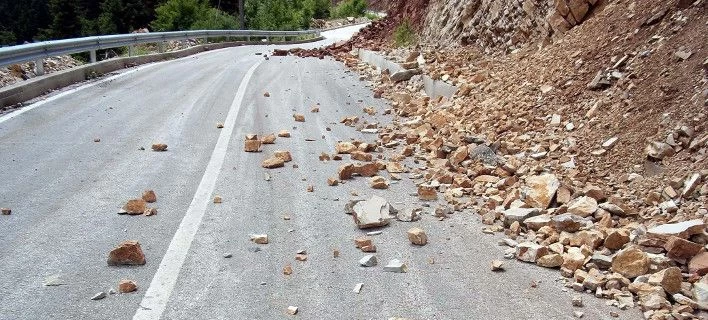 Κλειστοί δρόμοι λόγω κατολισθήσεων και παγετού στην Αιτωλοακαρνανία